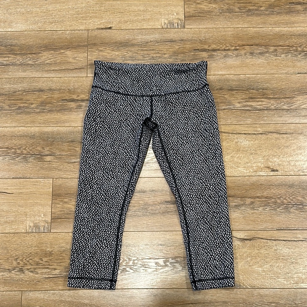 LULULEMON Women’s Cropped Leggings Size 8 in Excellent Condition